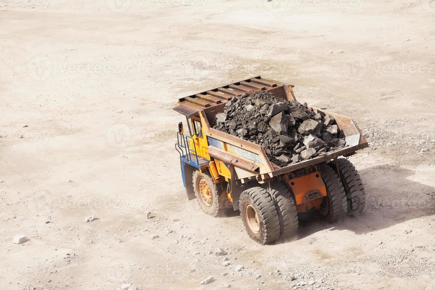 camion delle miniere a cielo aperto. industria dei minerali foto