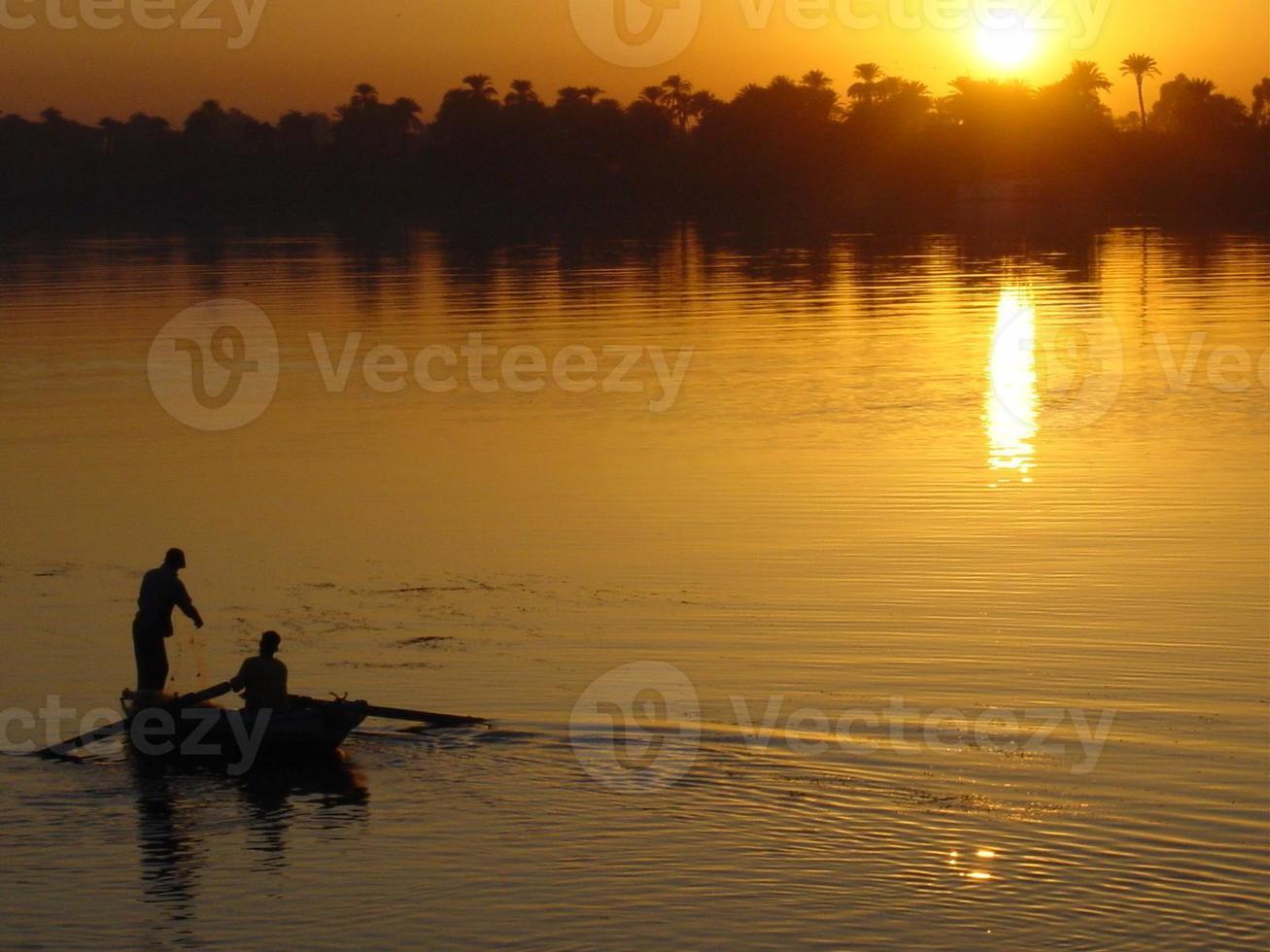 egitto luxor - tramonto sul fiume degli dei ... foto
