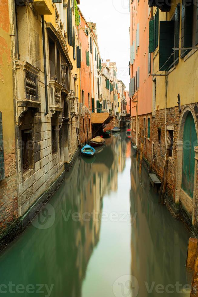 meraviglioso canale d'acqua a venezia foto