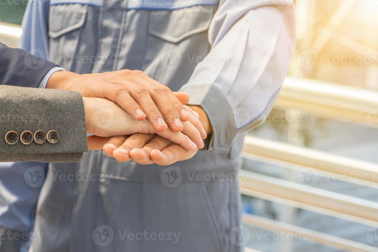 concetto di lavoro di squadra di successo, uomini d'affari che uniscono le mani sullo sfondo della città. foto