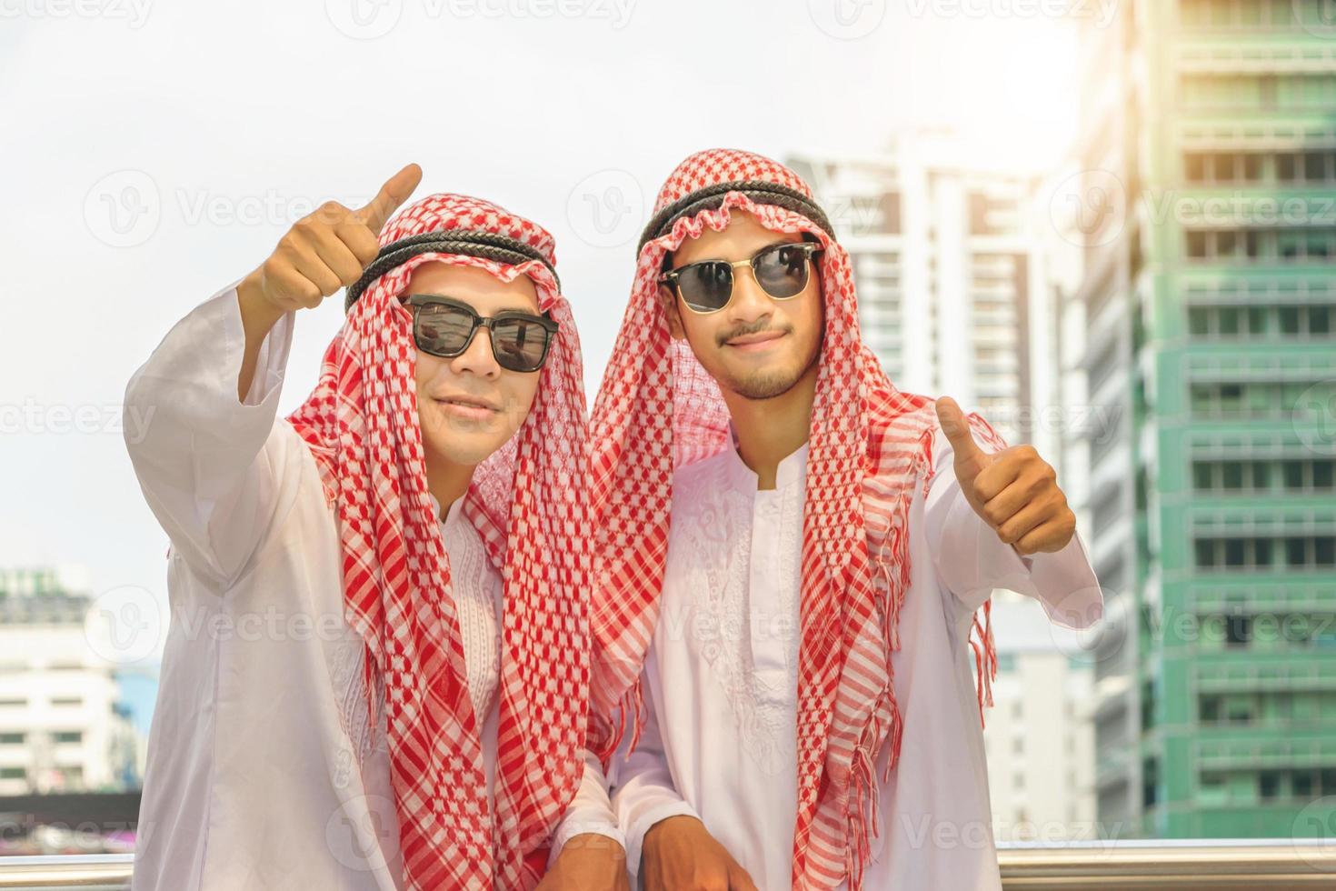 la squadra araba dell'uomo d'affari del Medio Oriente che dà il pollice in su come segno del concetto di lavoro di squadra di affari di successo. foto