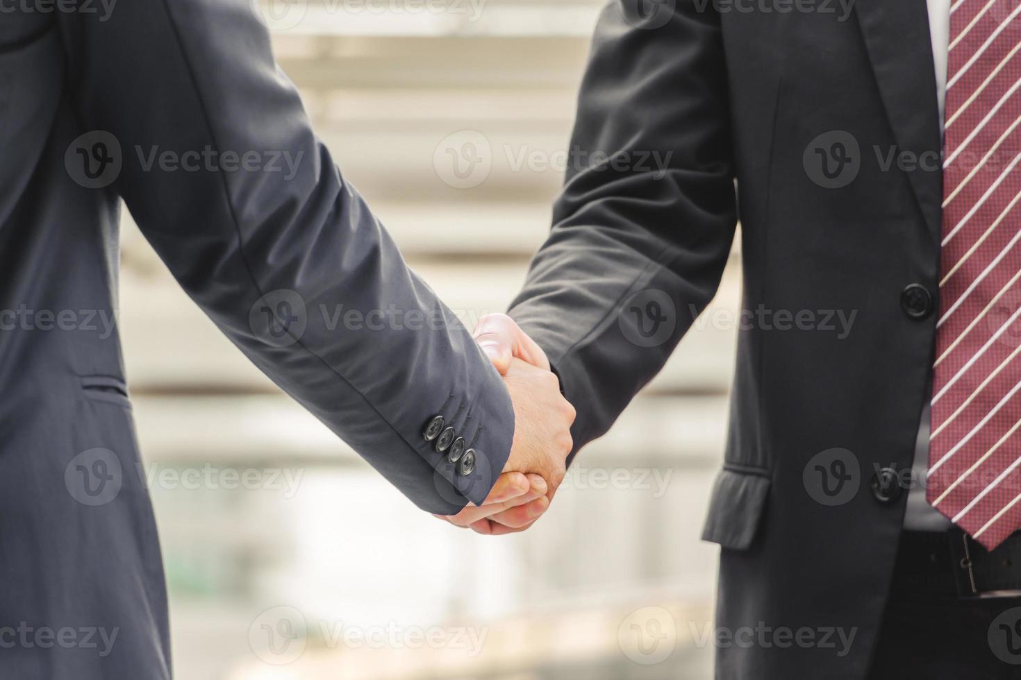 concetto di squadra di successo e felicità, stretta di mano dell'uomo d'affari che finisce una riunione foto