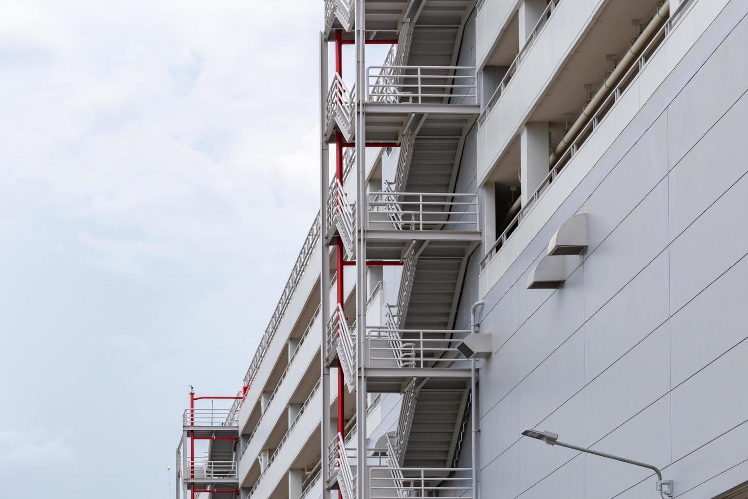 vista laterale sulla passerella esterna e scale di uscita di emergenza sul parcheggio foto