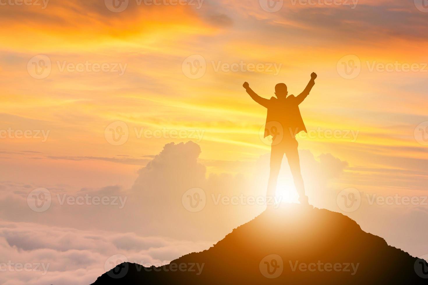 silhouette di uomo d'affari celebrazione successo felicità su una cima di una montagna tramonto sera cielo sfondo, sport e concetto di vita attiva, con tracciato di ritaglio. foto