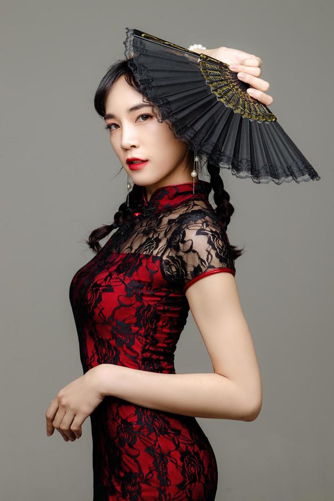 bella donna asiatica in cheongsam foto