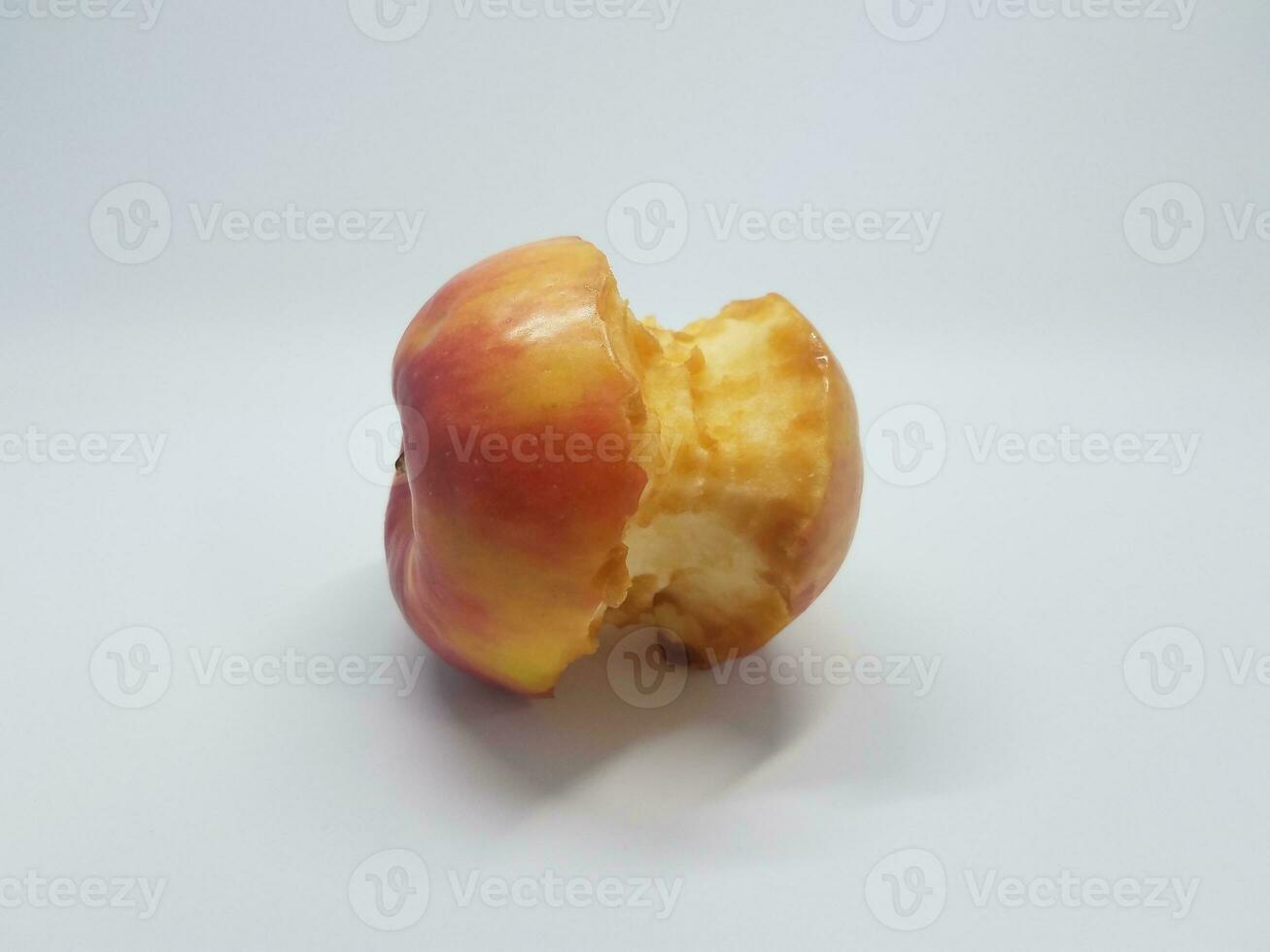 torsolo di mela mangiato su sfondo bianco foto