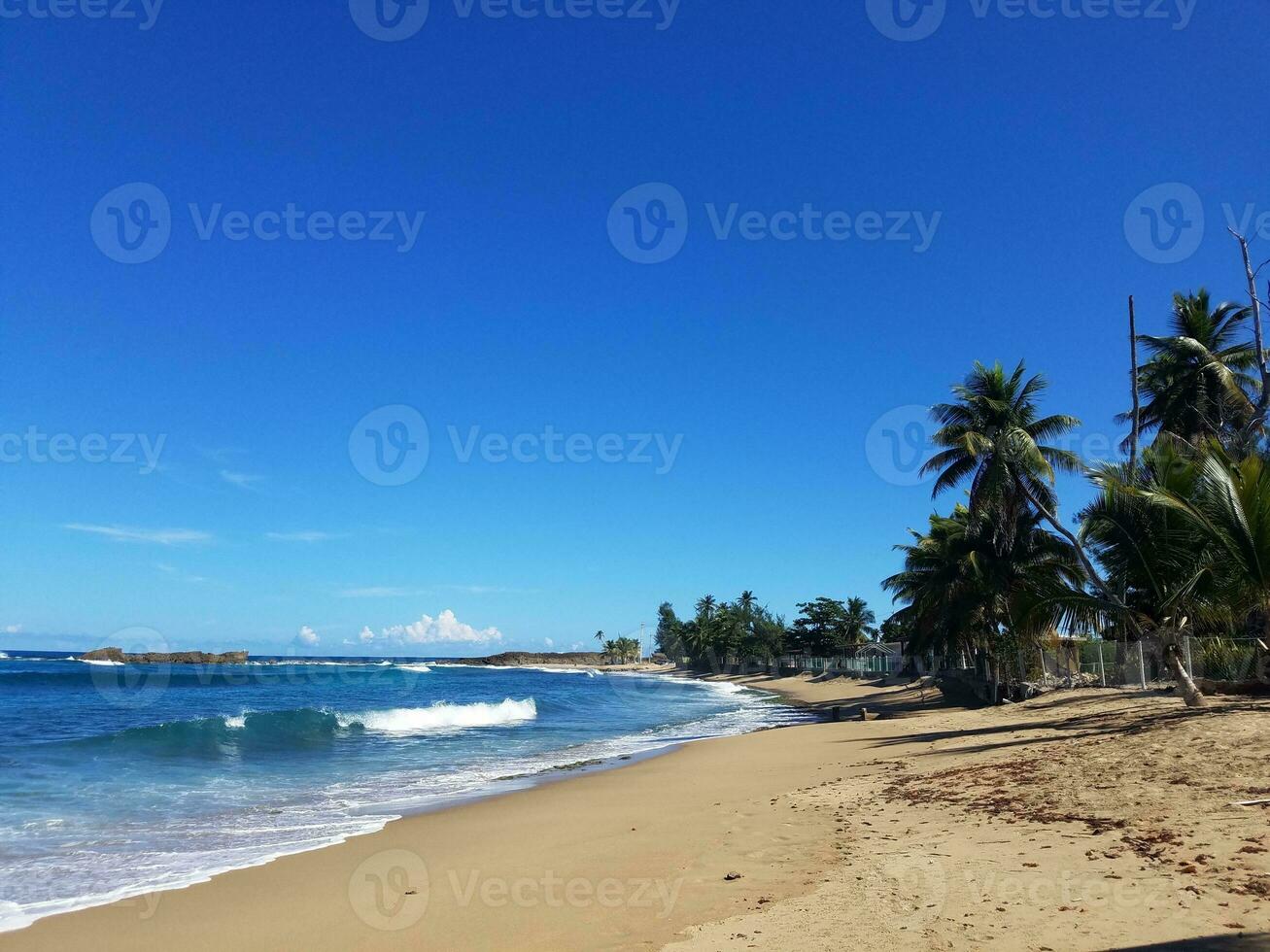 acqua dell'oceano e onde con sabbia sulla spiaggia di isabela, porto rico foto