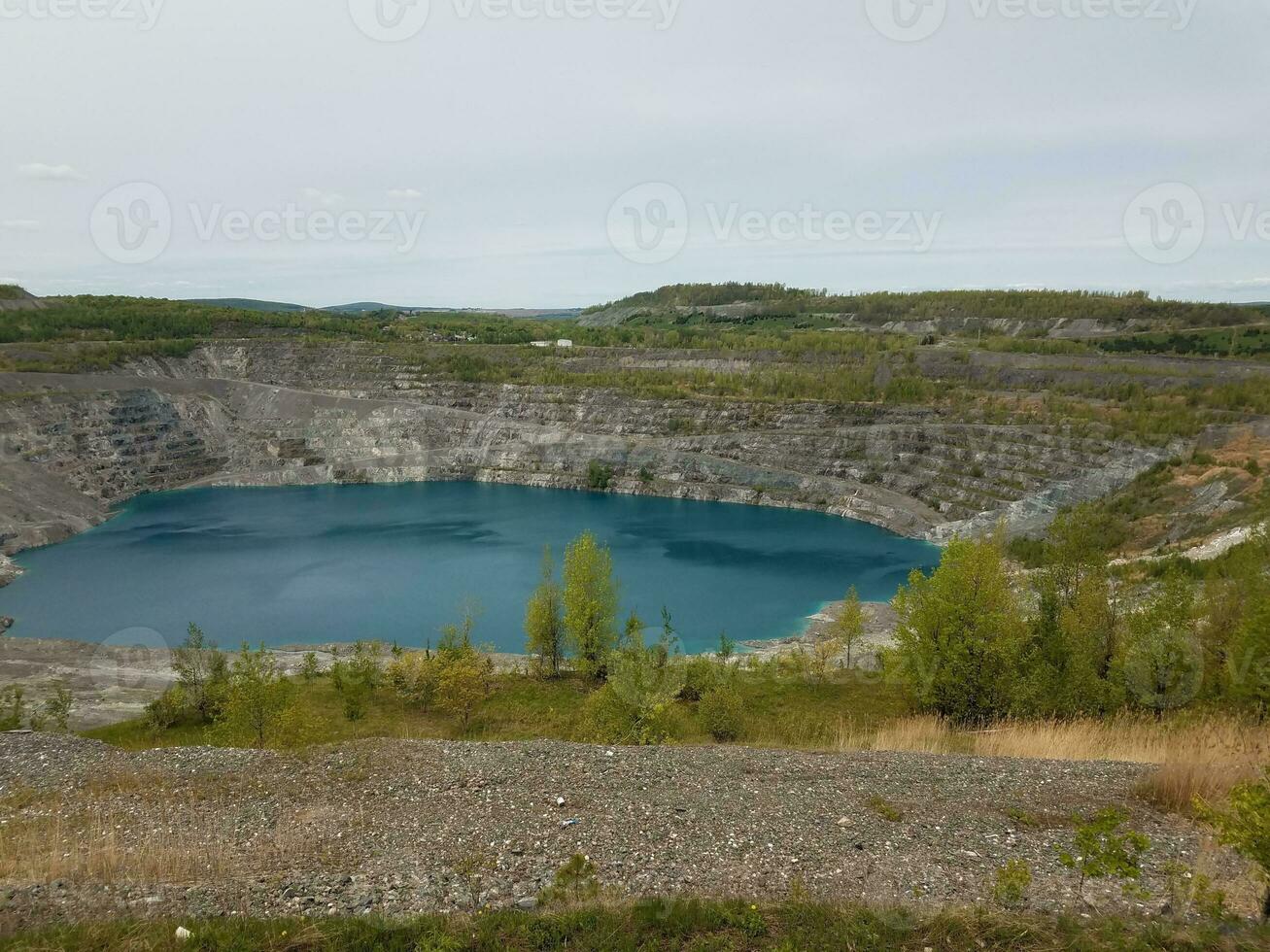 grande lago blu intenso dove è stato estratto l'amianto in Canada foto