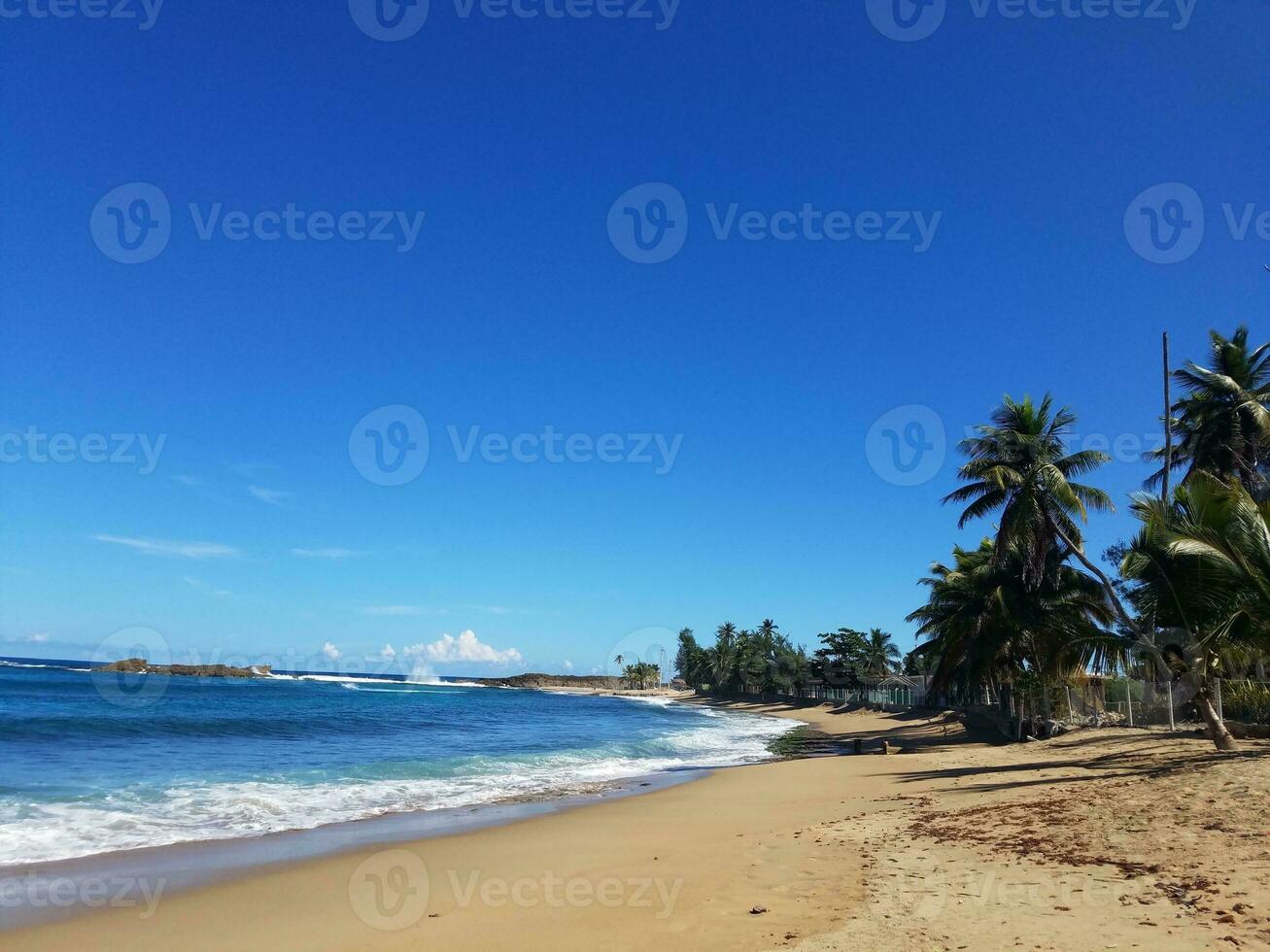 sabbia e acqua dell'oceano sulla spiaggia di isabela, porto rico foto