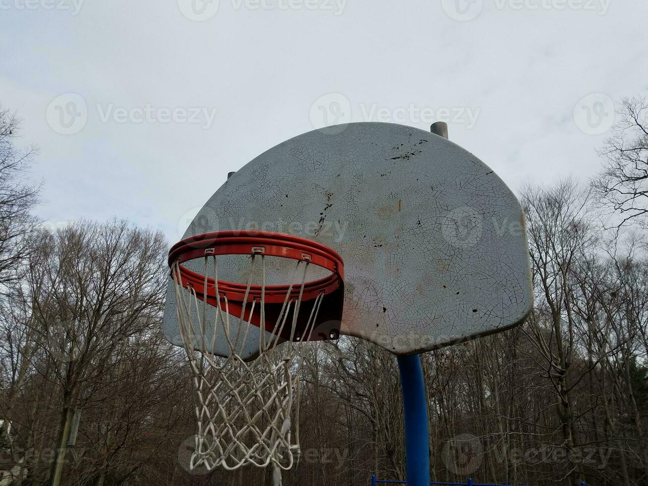 canestro e tabellone da basket usurati o alterati foto