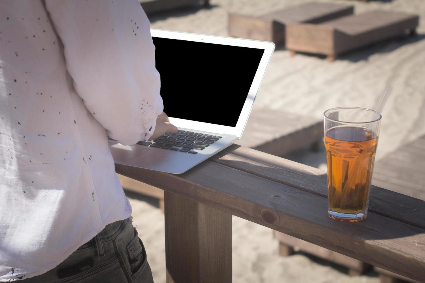 giovani con laptopp che lavorano vicino alla piscina, freelance in hotel in vacanza con notebook foto