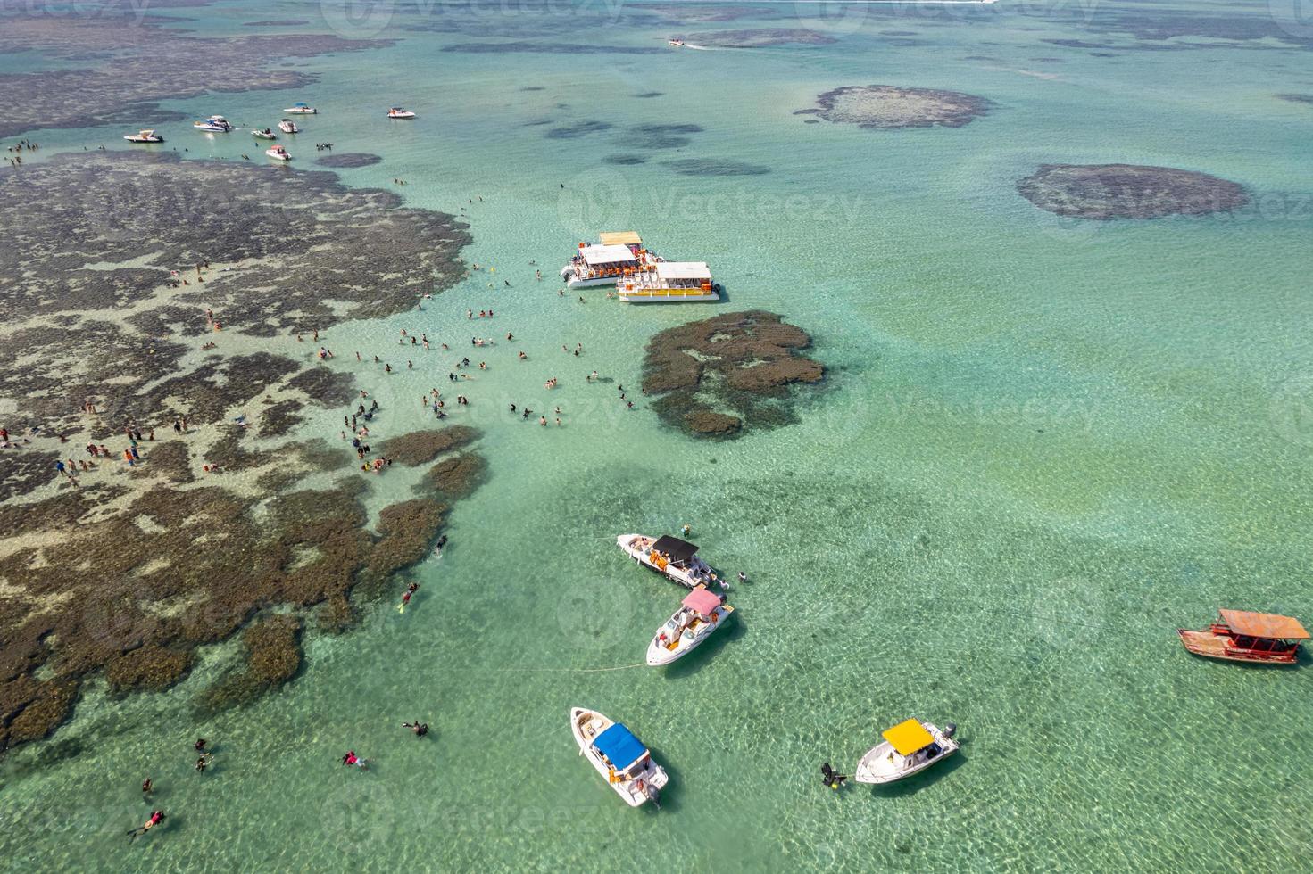 veduta aerea delle scogliere di maragogi, area di protezione ambientale della costa corallina, maragogi, alagoas, brasile. foto