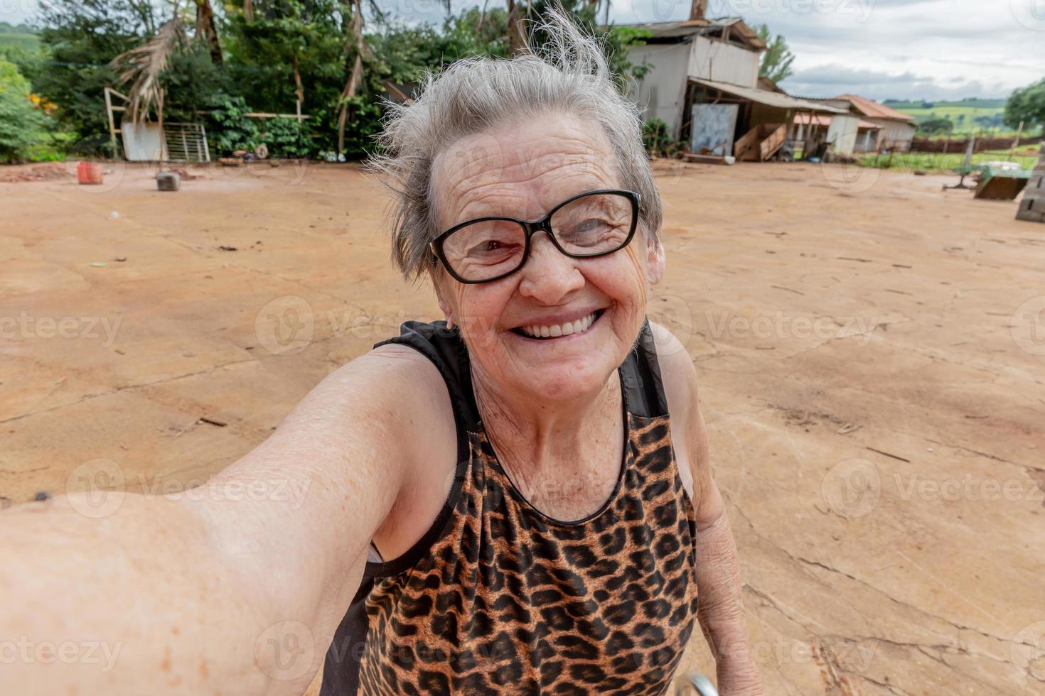 contadina anziana che prende un selfie. foto