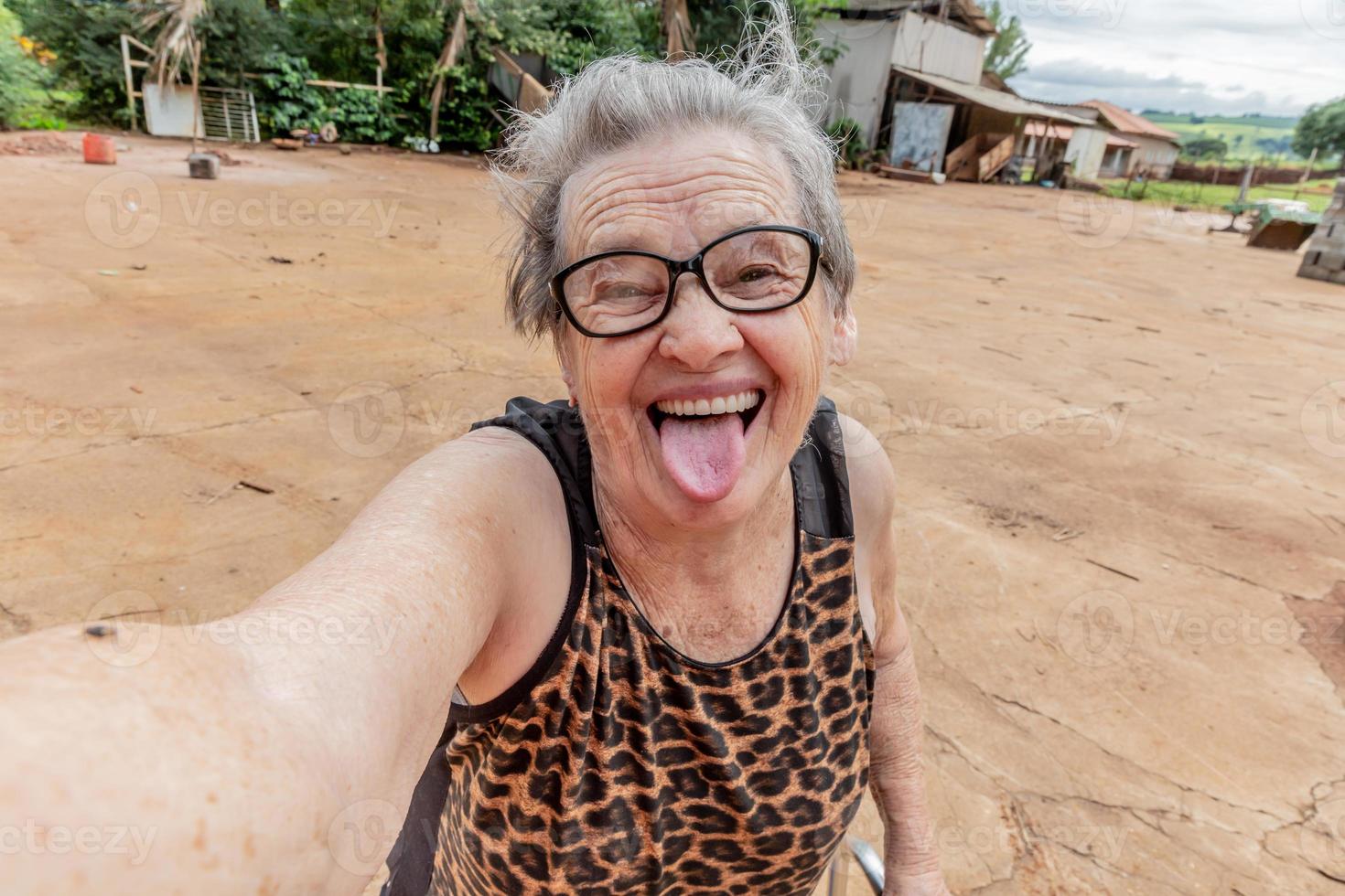 contadina anziana che prende un selfie. foto