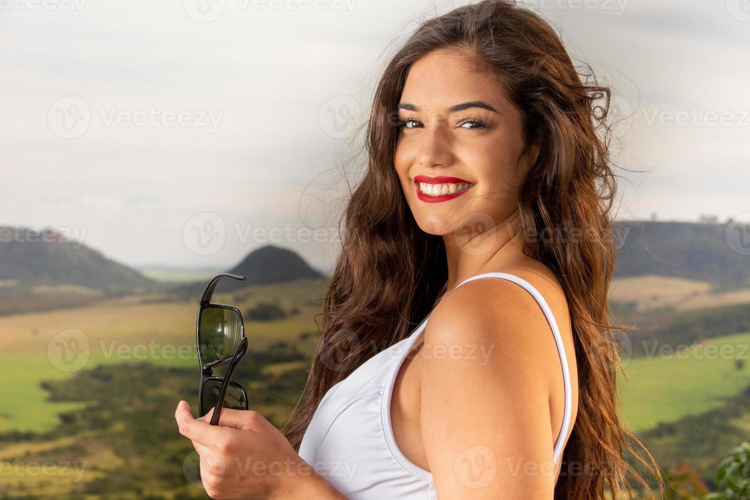 bella ragazza sulla natura. parco. viaggiare. foto