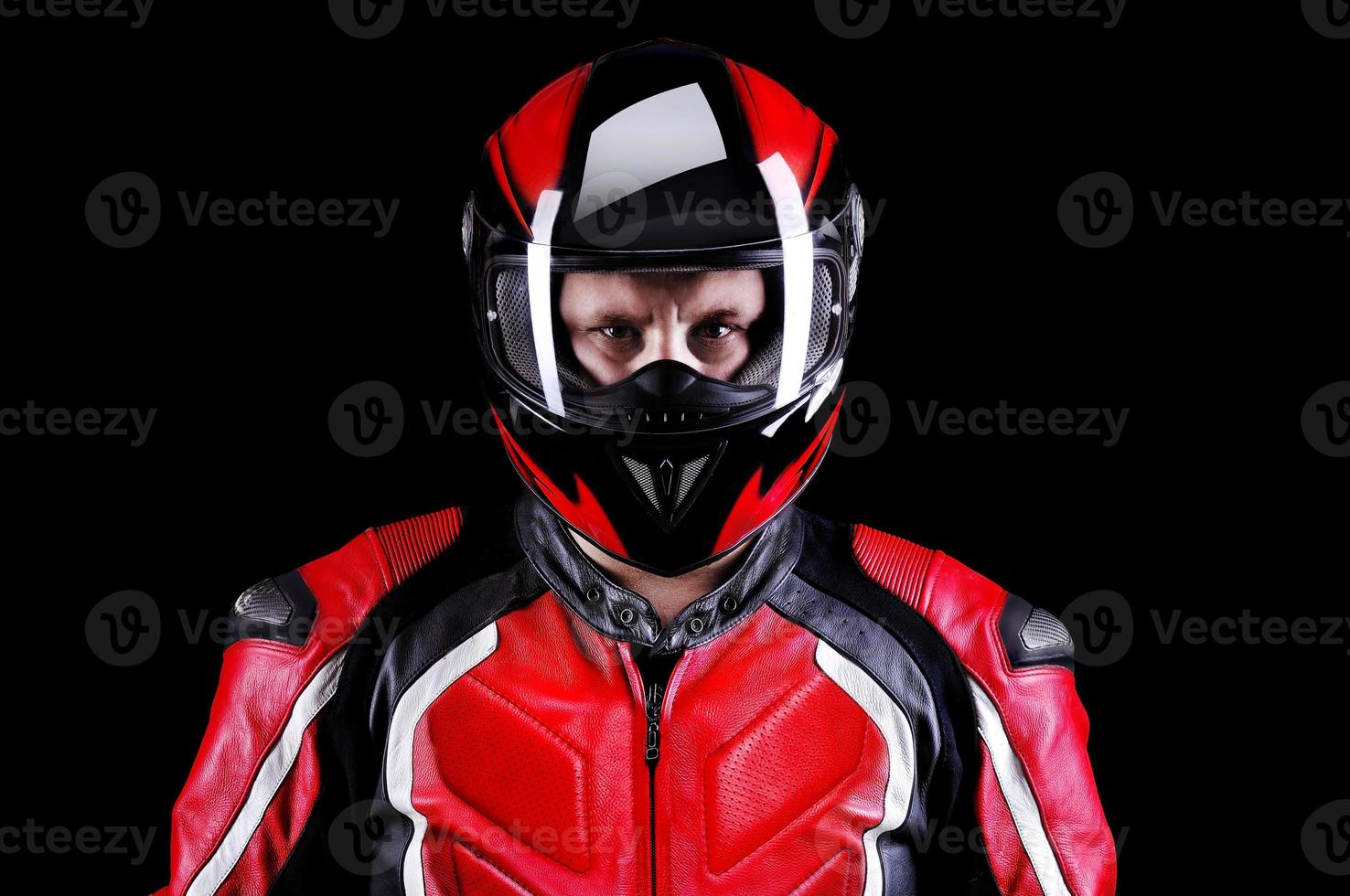 motociclista nel casco su sfondo nero foto