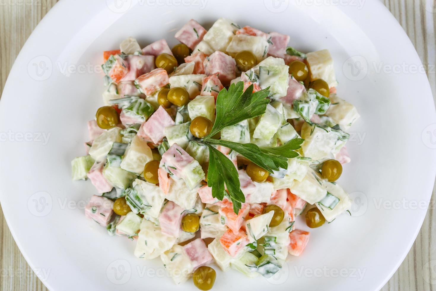 piatto di insalata russa foto