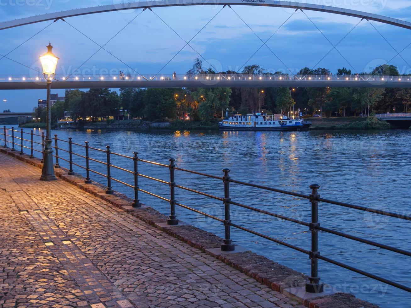 la città di maastricht sul fiume maas foto