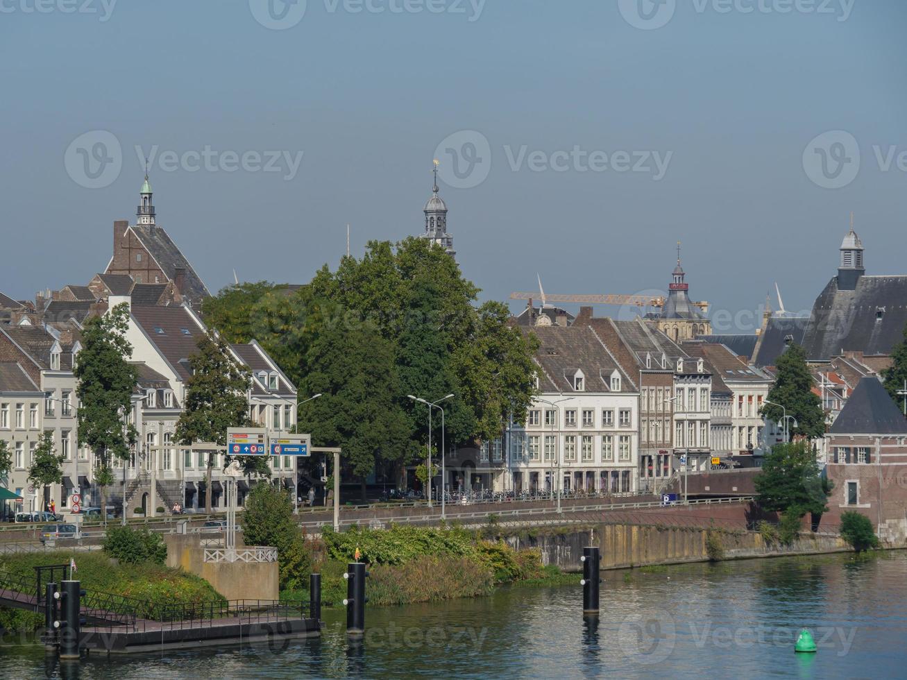 la città di Maastricht sul fiume Maas nei Paesi Bassi foto