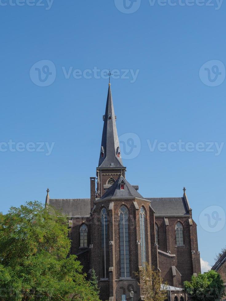 la città di Maastricht sul fiume Maas nei Paesi Bassi foto