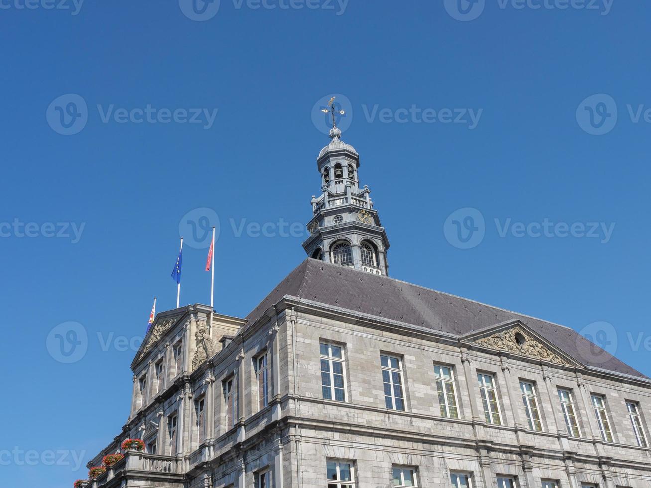 la città di maastricht sul fiume maas foto