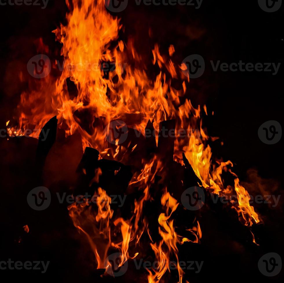 fiamme di fuoco su sfondo nero, fiamma di fuoco fiamma sfondo trama, magnificamente, il fuoco sta bruciando, fiamme di fuoco con legno e falò di sterco di vacca foto