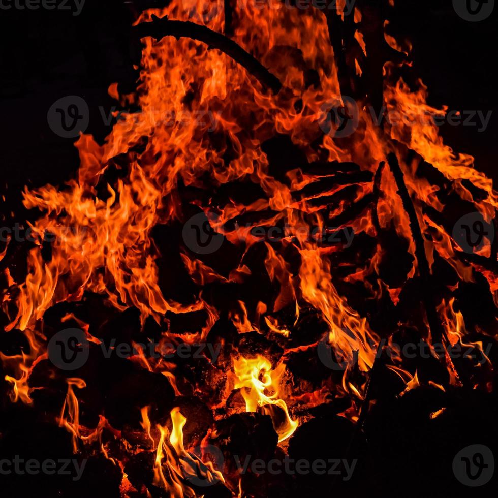 fiamme di fuoco su sfondo nero, fiamma di fuoco fiamma sfondo trama, magnificamente, il fuoco sta bruciando, fiamme di fuoco con legno e falò di sterco di vacca foto