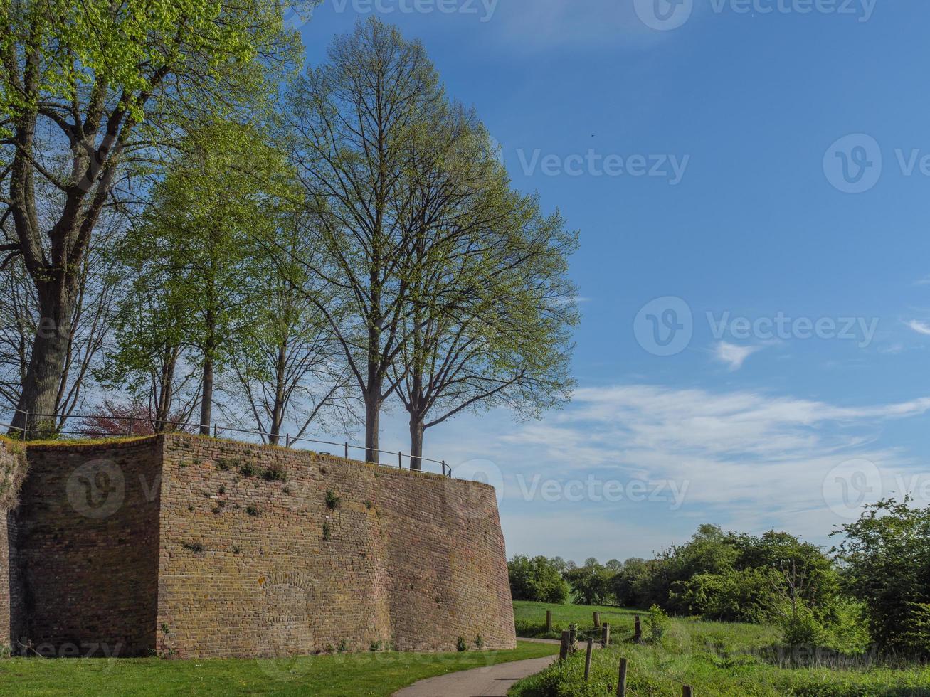 la città di Rees sul fiume Reno foto