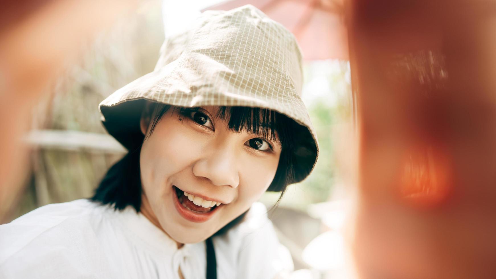 vista pov ritratto di giovane donna asiatica adulta scatta una foto selfie.
