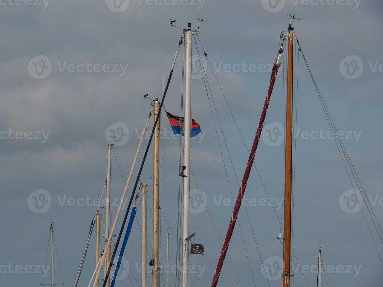 dornumersiel sulla costa tedesca del mare del nord foto