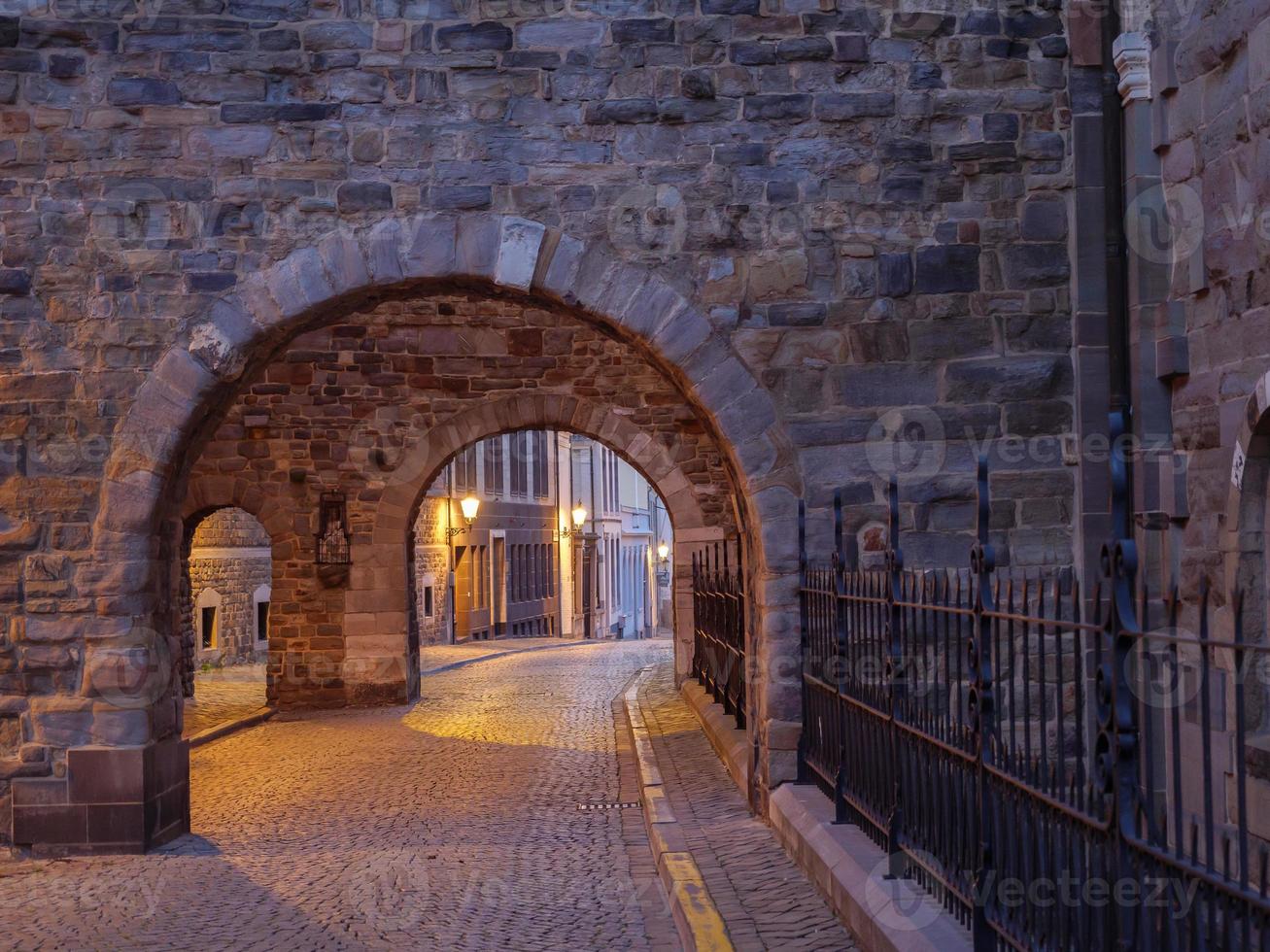 la città di Maastricht sul fiume Maas nei Paesi Bassi foto