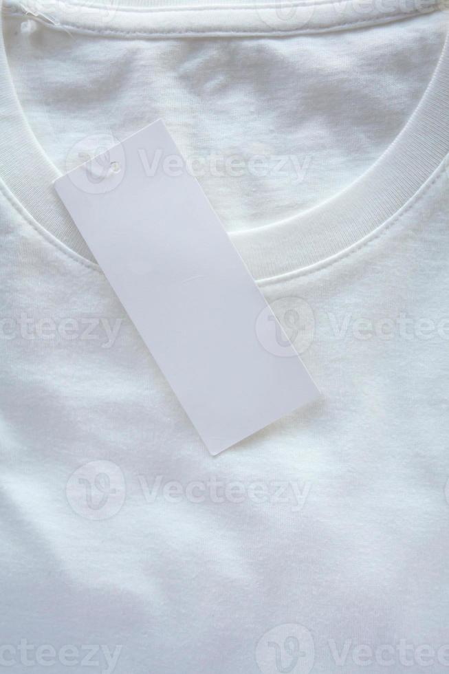 cartellino del prezzo in bianco appendere su t-shirt bianca foto