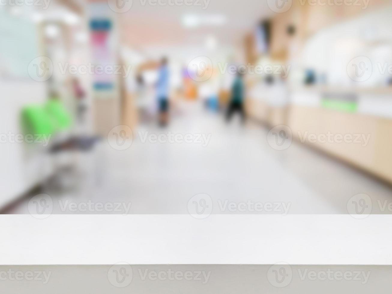 scrivania bianca vuota con sfocatura dello sfondo dell'ospedale foto