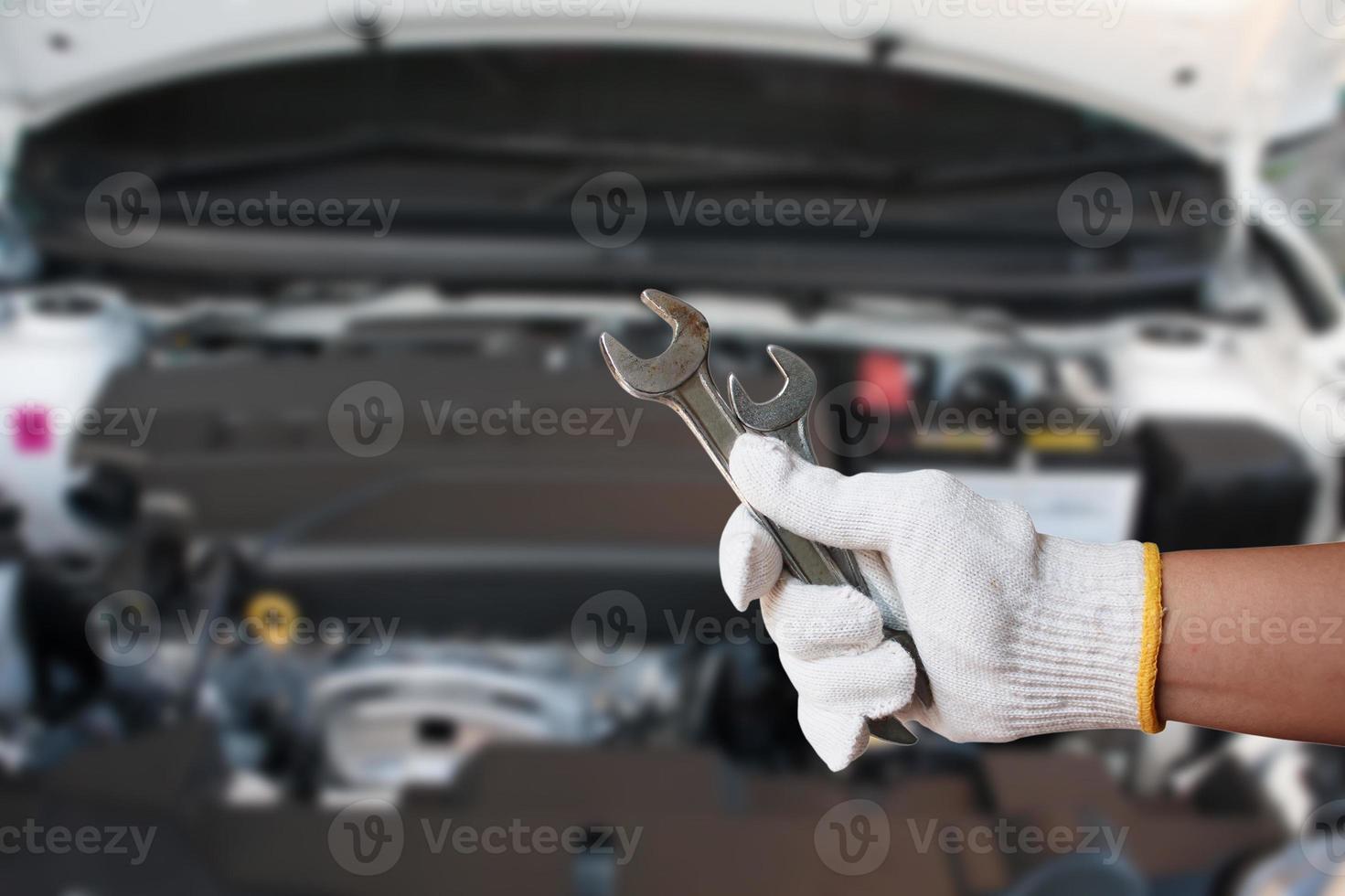 chiave di tenuta del meccanico che fissa il motore dell'auto foto