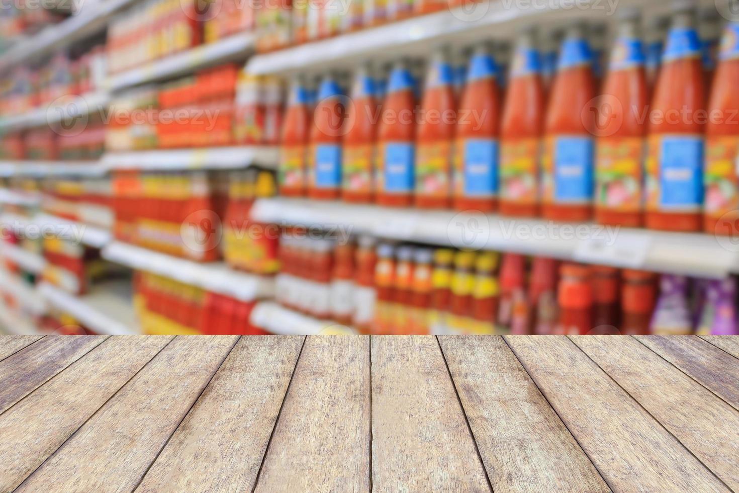 corridoio del supermercato con prodotto sugli scaffali foto