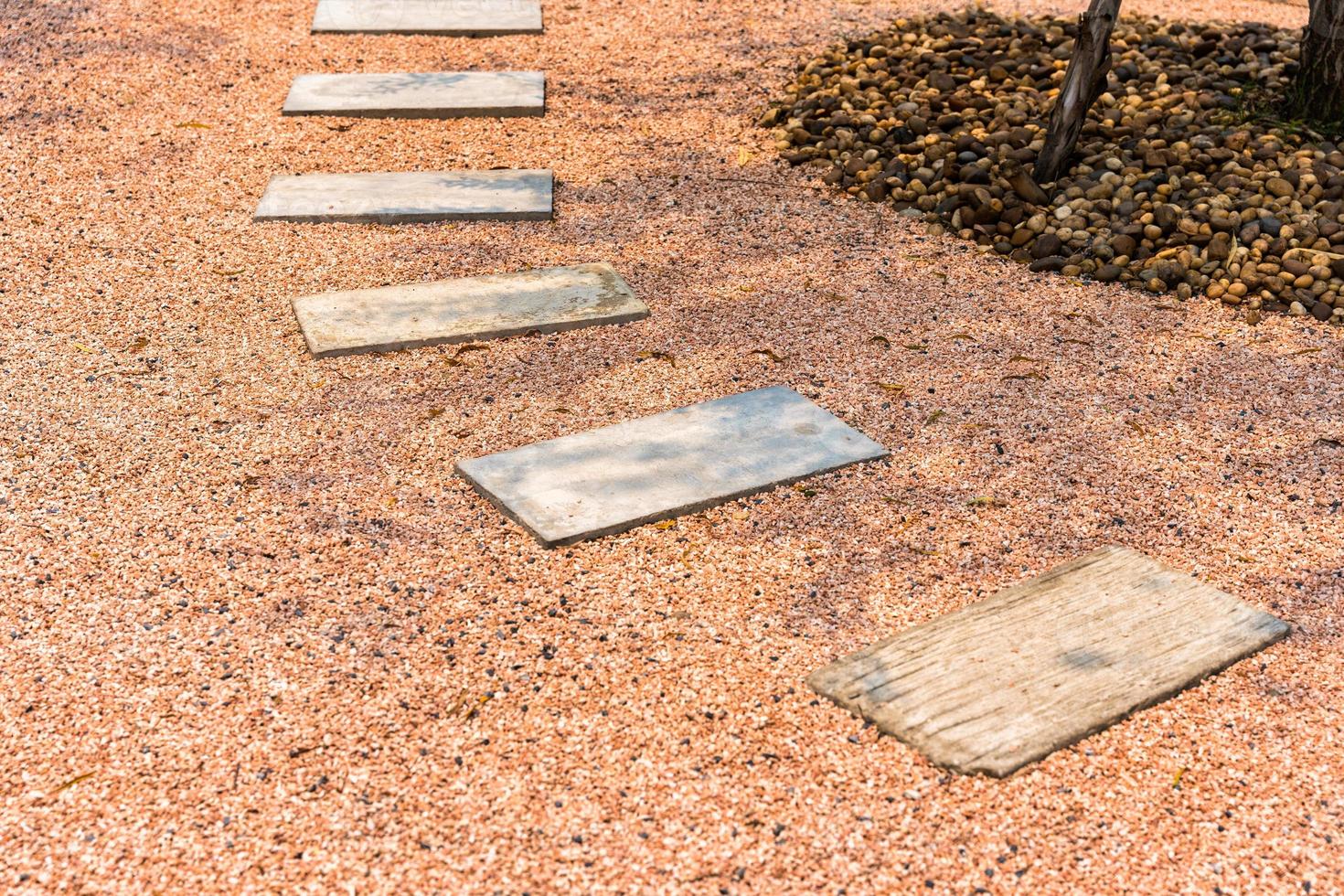 percorso in pietra zen su pavimento di ghiaia in giardino foto