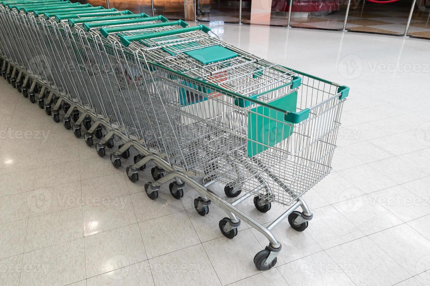fila di servizio di carrello vuoto per il cliente nel supermercato foto