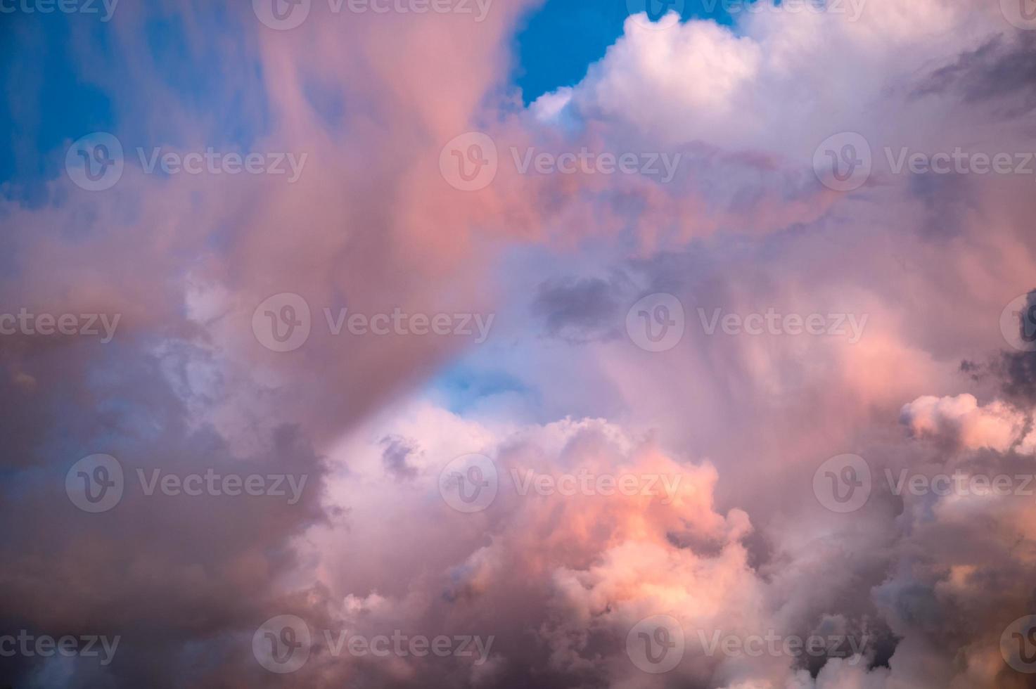 bellissimo cielo drammatico con nuvole colorate di sera foto