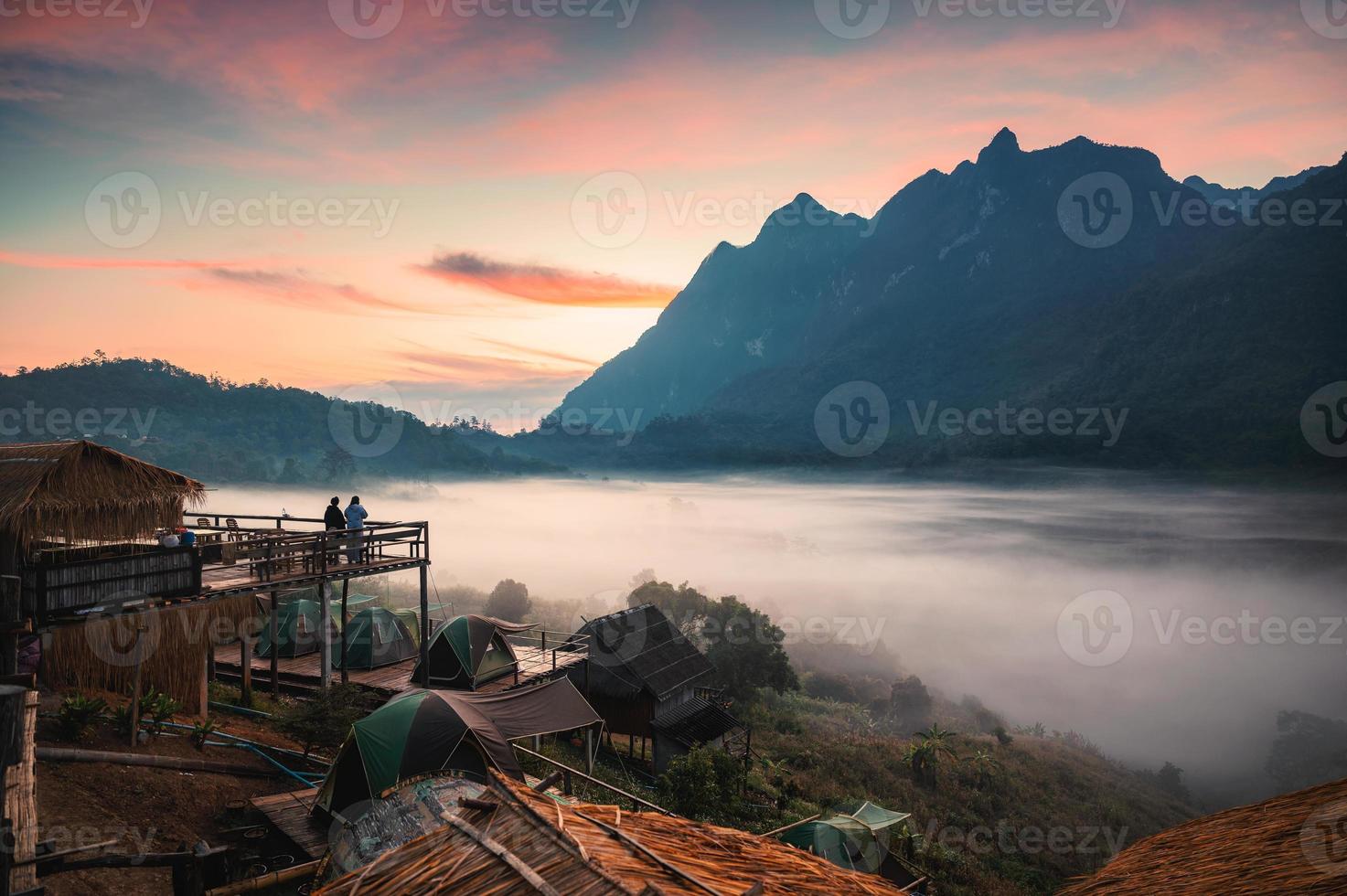 alba della montagna di doi luang chiang dao e nebbiosa nella valle nel villaggio tradizionale della tribù foto