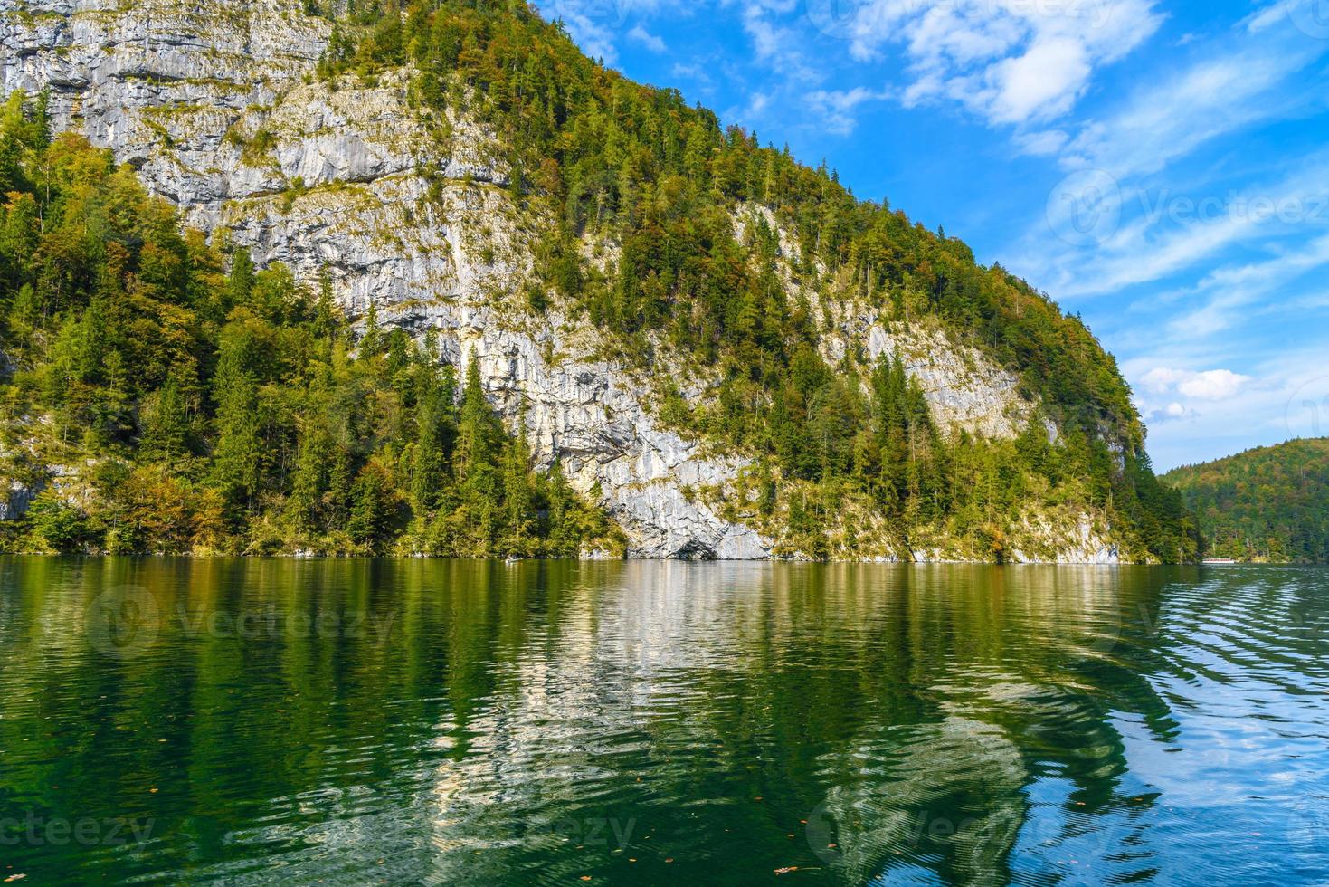 Lago Koenigssee con montagne alp, Konigsee, Parco Nazionale di Berchtesgaden, Baviera, Germania foto