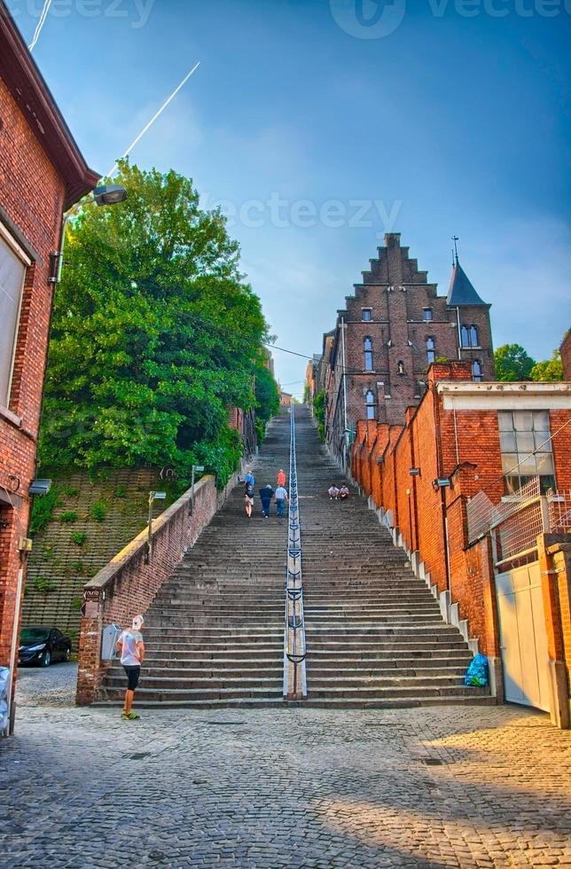 montagne de beuren scalinata con case di mattoni rossi a liege, belg foto