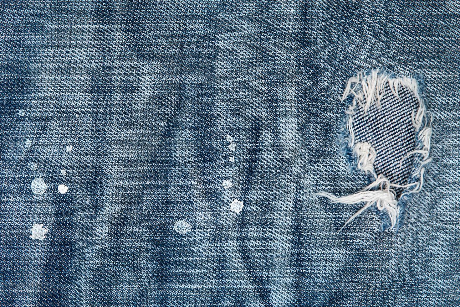 tessuto dei jeans con un buco foto