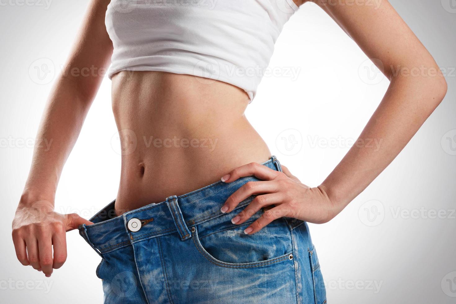 donna che mostra i suoi progressi dopo la perdita di peso foto