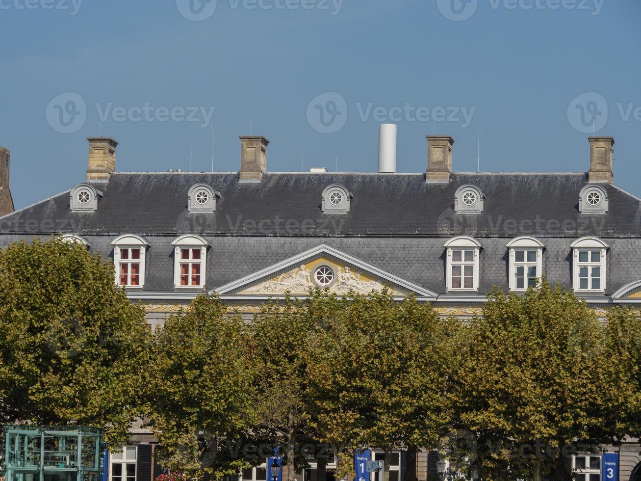 la città di Maastricht sul fiume Maas nei Paesi Bassi foto