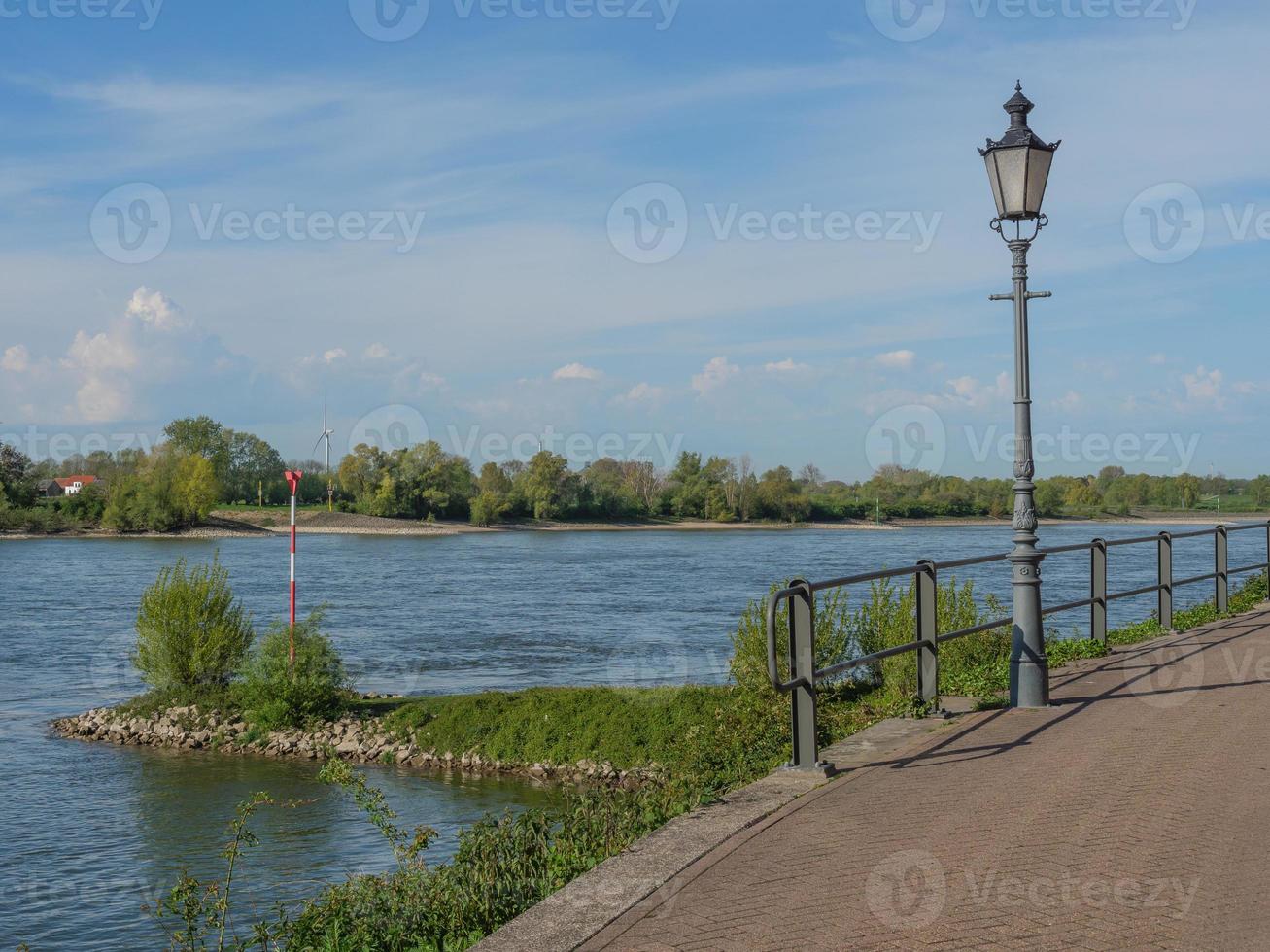 la città di Rees sul fiume Reno foto