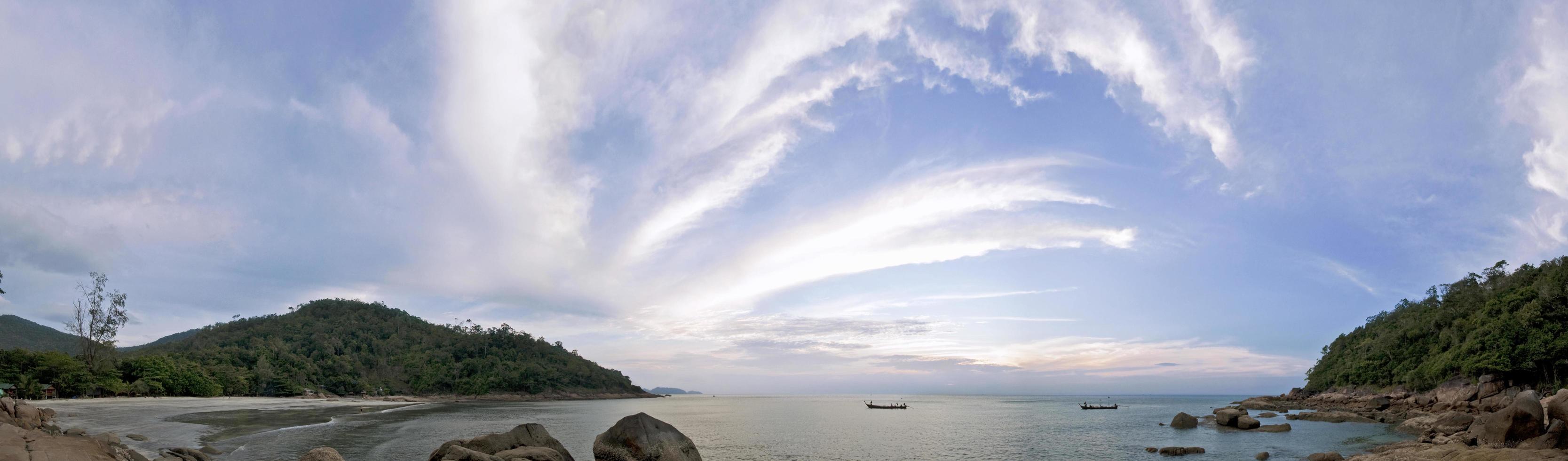 vista panoramica della bellissima spiaggia tropicale dell'isola. paesaggio marino. foto