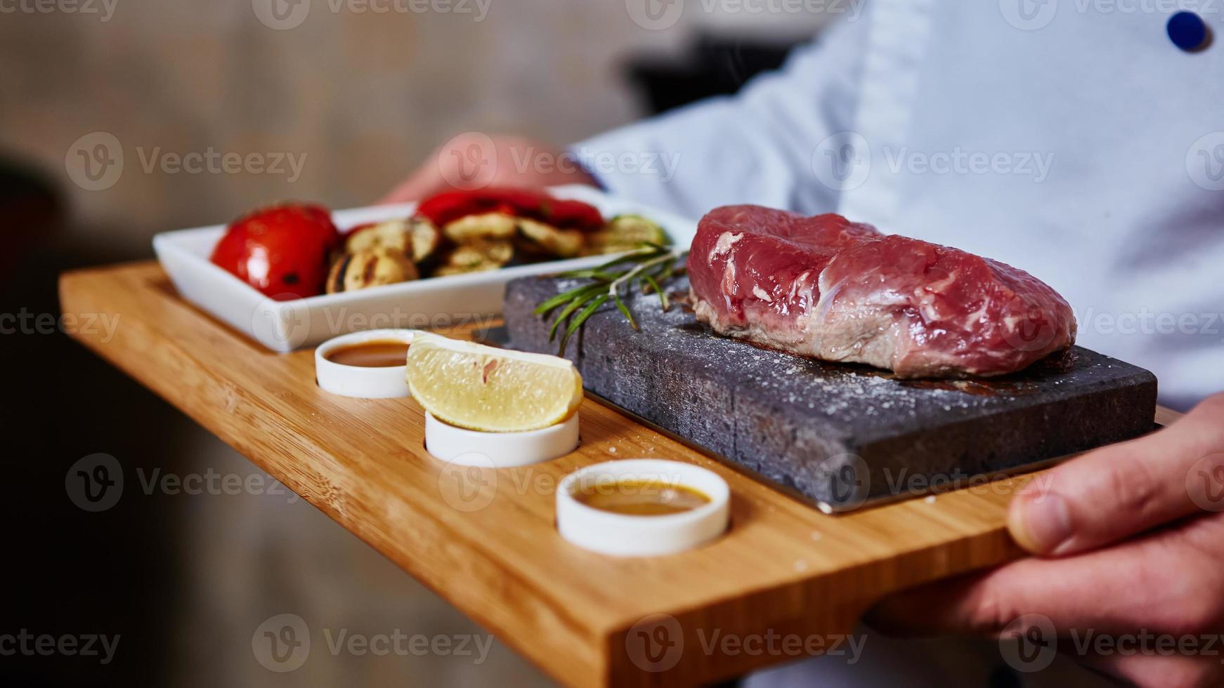 carne alla griglia su astone con verdure foto