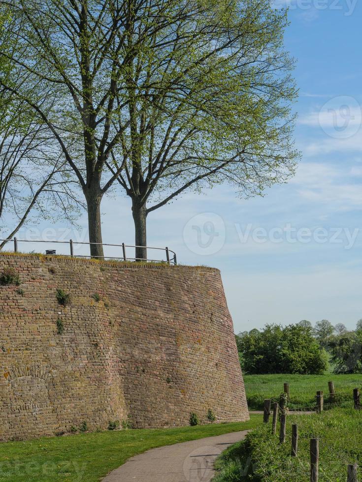 la città di Rees sul fiume Reno foto