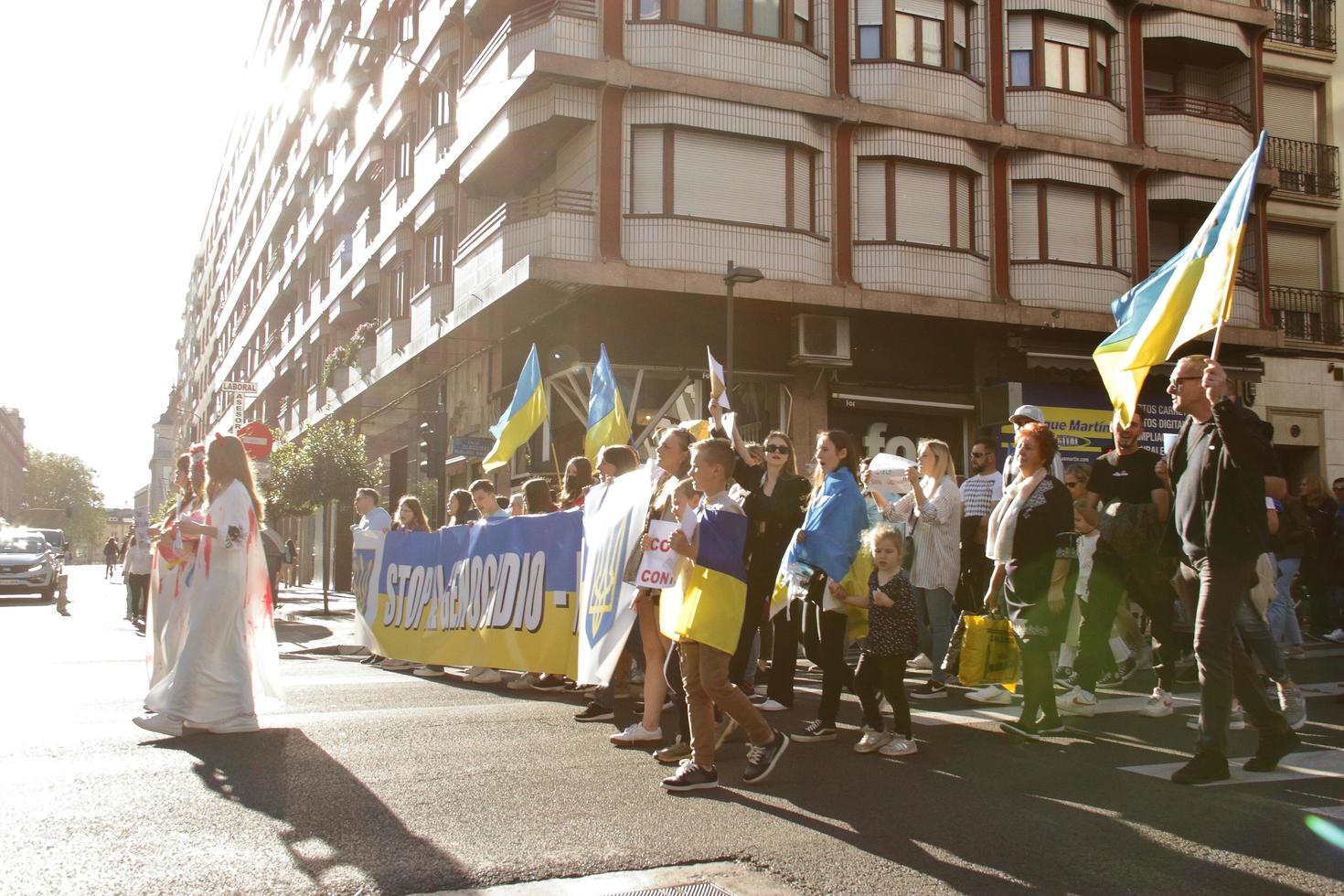 stand di manifestazione con l'ucraina contro l'aggressione russa, 7 maggio 2022, vitoria-gasteiz, spagna foto