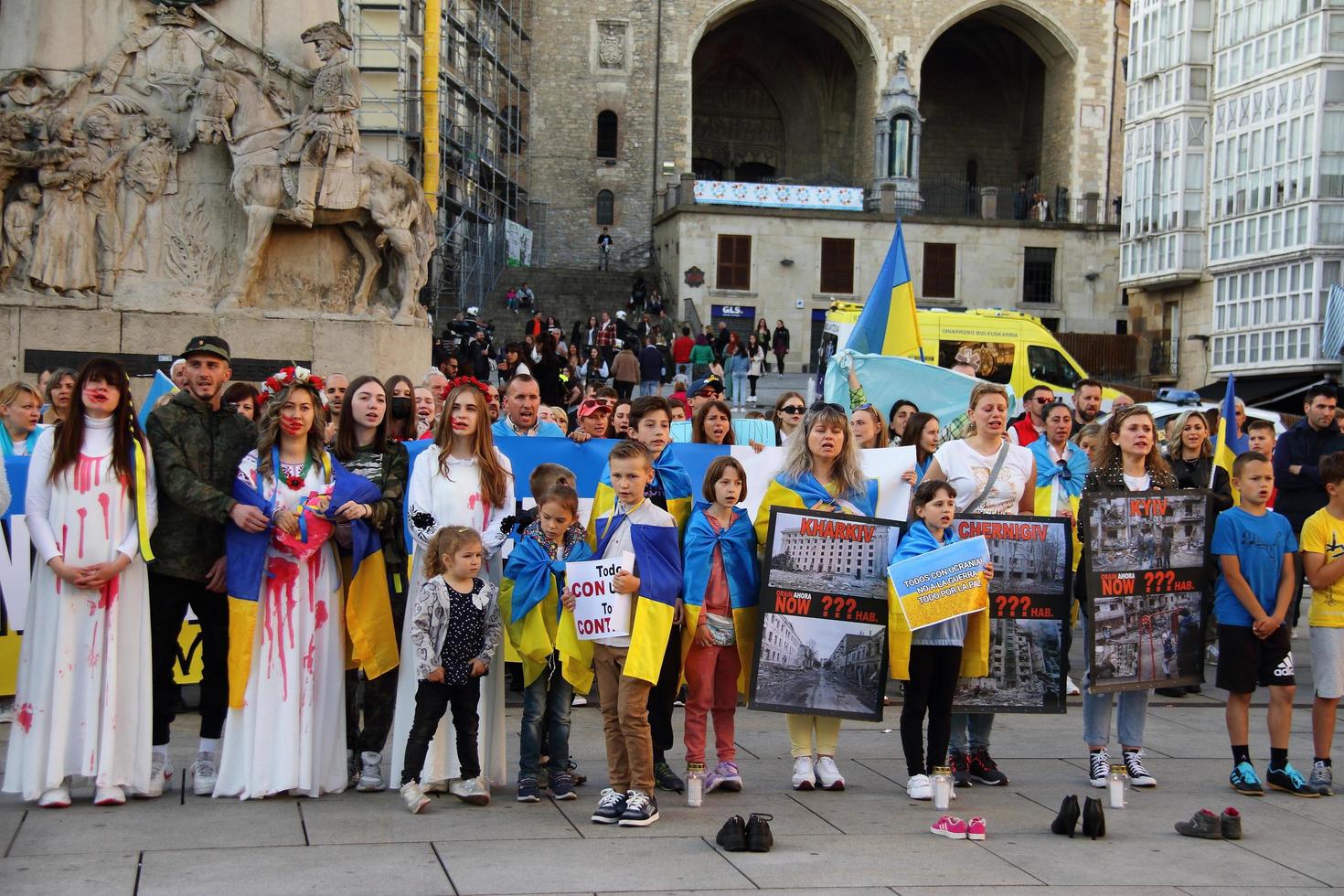 stand di manifestazione con l'ucraina contro l'aggressione russa, 7 maggio 2022, vitoria-gasteiz, spagna foto